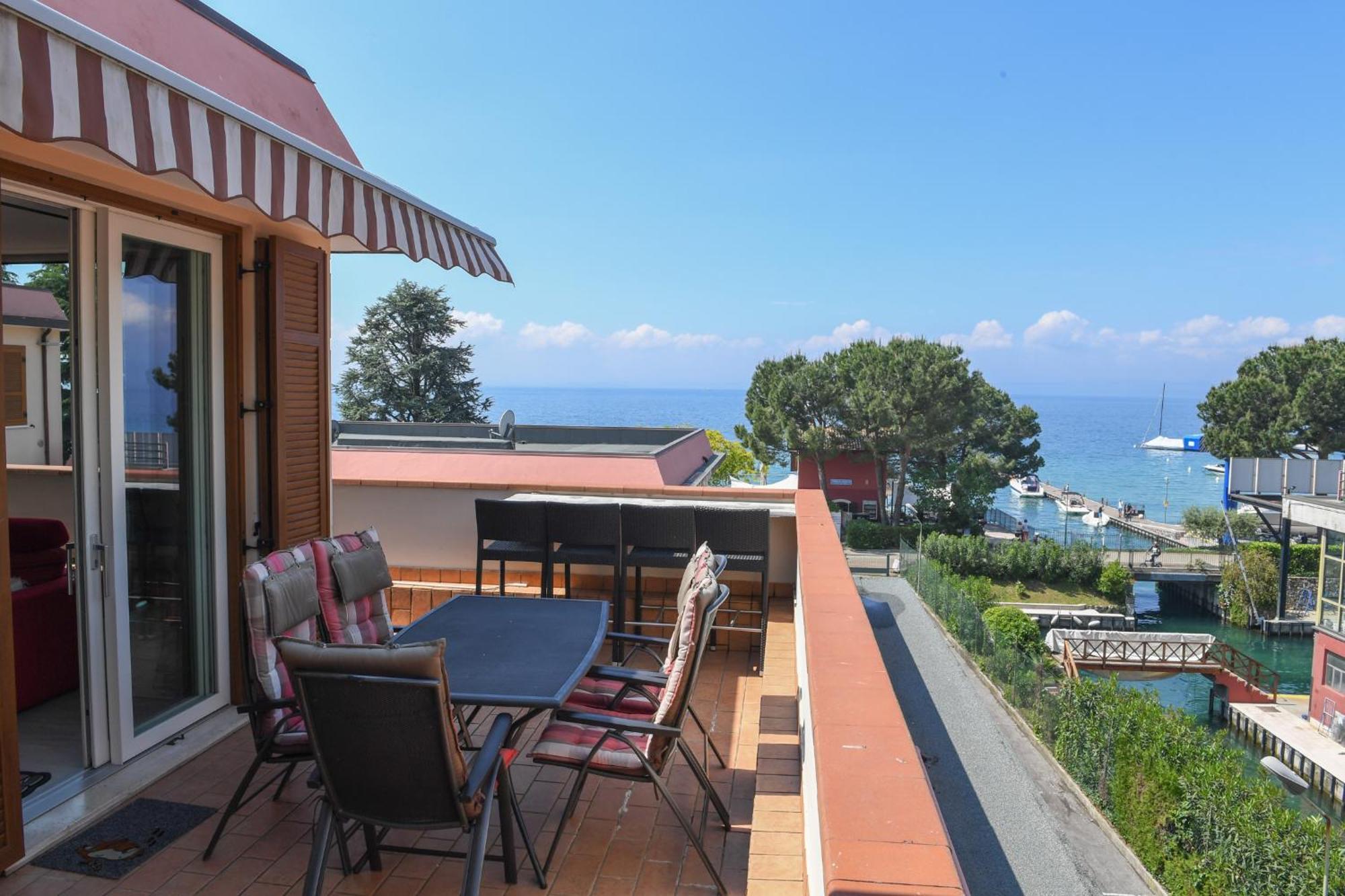 Appartement Favola Bella The Panoramic Penthouse à Bardolino Extérieur photo